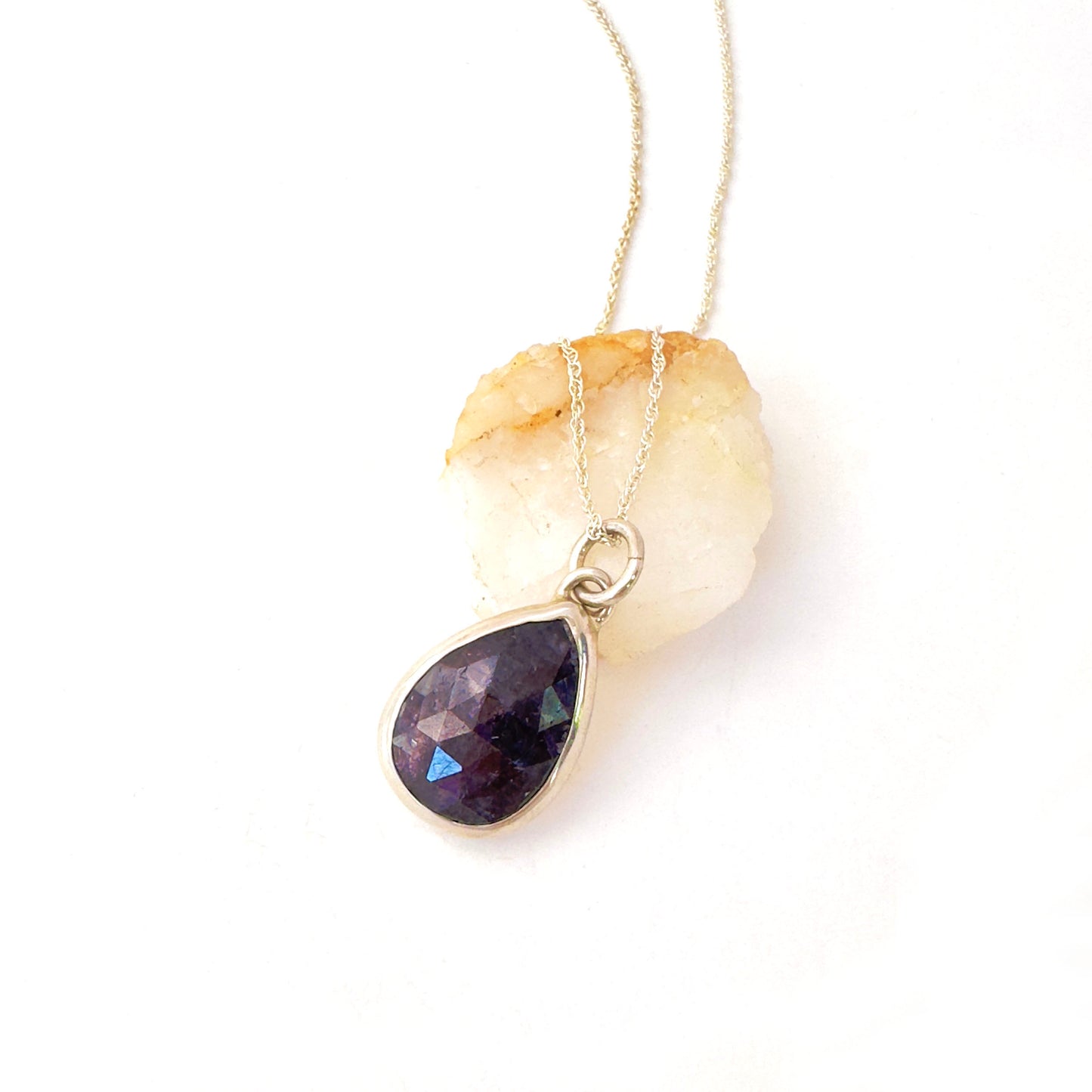 Sapphire Necklace Black/Purple